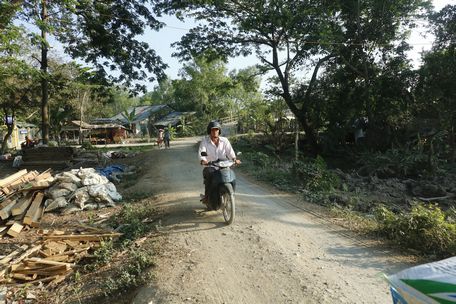 ĐT 907, đoạn qua xã Trung Chánh hiện đã xuống cấp, ảnh hưởng đến giao thông và việc vận chuyển hàng hóa.