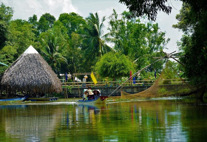 Ấn tượng đầu tiên với du khách là cảnh quan thơ mộng miệt sông nước miền Tây.