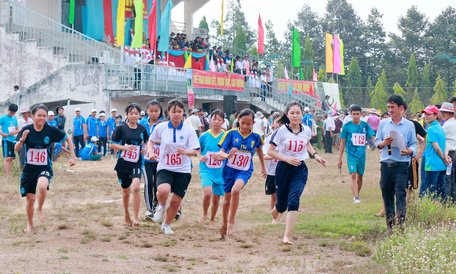 Các VĐV tranh tài cự ly 800m nữ .