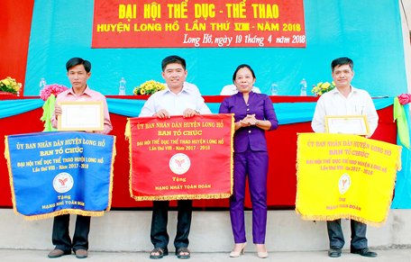 Bà Võ Thị Xuân Mỹ- Phó Chủ tịch UBND huyện, Trưởng BCĐ Đại hội TDTT huyện Long Hồ trao thưởng cho các đơn vị nhận giải toàn đoàn.    