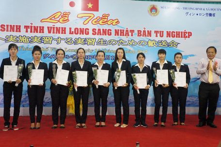 Ủy viên Thường vụ Tỉnh ủy, Trưởng Ban Tuyên giáo Tỉnh ủy- Nguyễn Bách Khoa trao giấy chứng nhận thực tập sinh sang Nhật Bản làm việc vào tháng 6/2017.