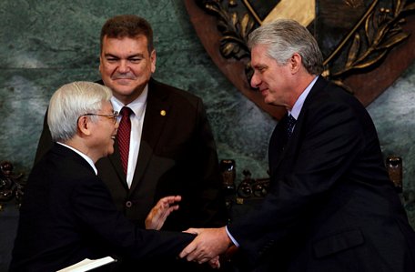 Ông Miguel Díaz-Canel bắt tay Tổng bí thư Nguyễn Phú Trọng tại Havana, Cuba ngày 29-3-2018 - Ảnh: REUTERS.