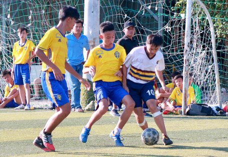 Pha tranh bóng trong trận tranh hạng ba, đội THCS Nguyễn Trường Tộ thắng đội Nguyễn Khuyến 5-1.