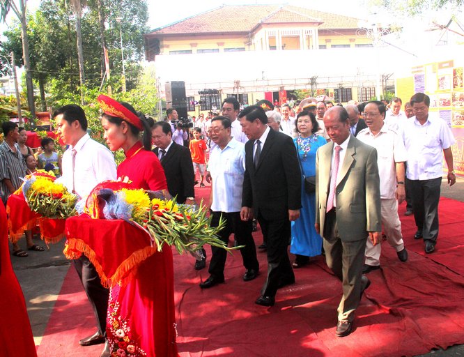 Lãnh đạo Tỉnh ủy- HĐND- UBND- UBMTTQ Việt Nam tỉnh Vĩnh Long, dẫn đầu các đoàn đại biểu vào dâng hương, dâng cúng phẩm vật lên bàn thờ Quốc Tổ Hùng Vương.