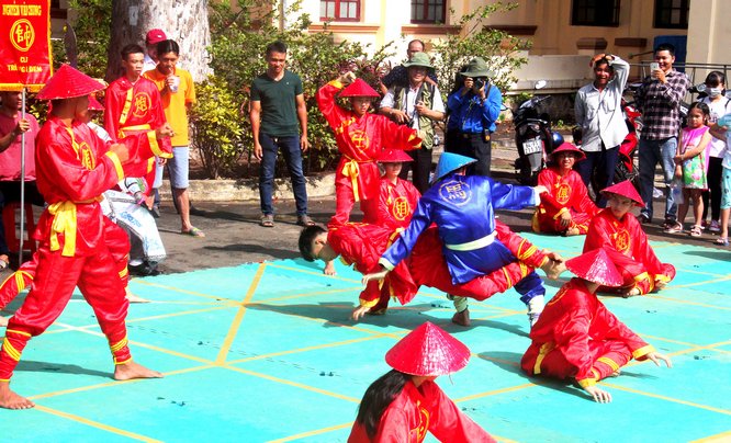 Sôi nổi thi đấu cờ người.