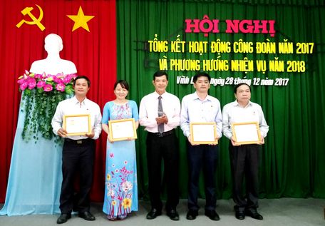 Các cá nhân điển hình trong thi đua lao động sáng tạo được Liên đoàn Lao động tỉnh khen thưởng.