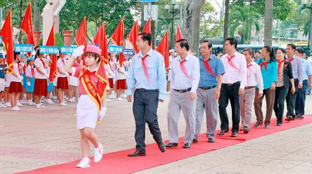 Đoàn đại biểu chào đón các đội nghi thức Đội tại hội thi.