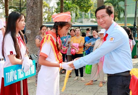 Anh Văn Công Trí- Bí thư Thành Đoàn Vĩnh Long trao cờ lưu niệm cho các đội.