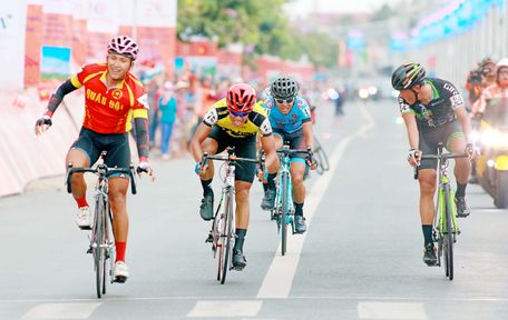 Các tay đua tốp dẫn đầu về đích tại TP Vĩnh Long.
