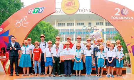Nhân dịp này, BTC trao 50 suất học bổng cho học sinh nghèo hiếu học tỉnh Vĩnh Long.