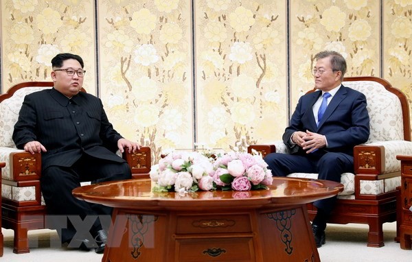 Nhà lãnh đạo Triều Tiên Kim Jong-un (trái) và Tổng thống Hàn Quốc Moon Jae-in tại cuộc gặp ở Panmunjom ngày 27/4. (Nguồn: Yonhap/TTXVN)