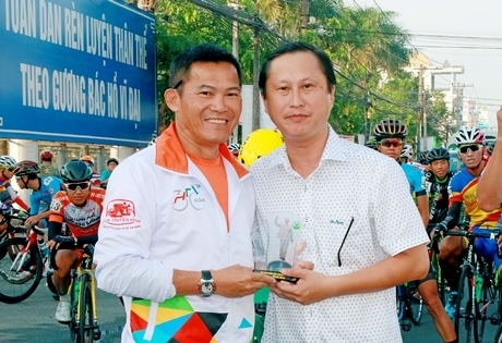 Ông Nguyễn Thanh Hà- Phó Chủ tịch UBND TP Vĩnh Long (phải) tặng quà lưu niệm của TP Vĩnh Long cho ông Lê Minh Phú- Trưởng Ban Thể thao HTV, Phó BTC thường trực giải.