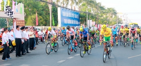 Các tay đua xuất phát chặng 30 trước cổng SVĐ tỉnh.
