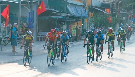 Các tay đua tranh tài chặng 30, từ TP Vĩnh Long đi TP Hồ Chí Minh- kết thúc giải đua lần thứ 30.