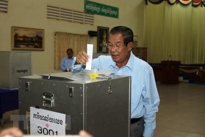 Thủ tướng Campuchia Samdech Techo Hun Sen bỏ phiếu trong cuộc bầu cử Thượng viện tại một điểm bầu cử ở tỉnh Kandal ngày 25/2 vừa qua. (Ảnh: THX/TTXVN)