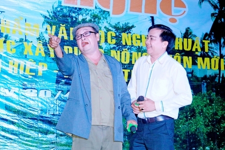 Các văn nghệ sĩ biểu diễn các tiết mục văn nghệ vừa được sáng tác với chủ đề xây dựng nông thôn mới.