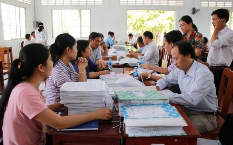 Đoàn chia tổ nắm tiến độ thực hiện từng tiêu chí tại xã Trung Ngãi.