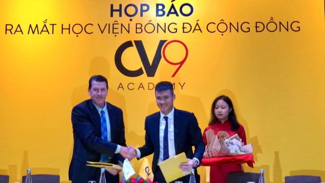 Công Vinh và ông Marshall Soper  - cựu tuyển thủ quốc gia Úc tại cuộc họp báo ra mắt Học viện bóng đá cộng đồng ở TP.HCM sáng 2/5. Ảnh: N.K