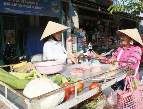 “Chợ di động” của cô Ca Thị Dễ đã quen thuộc với nhiều bà nội trợ.