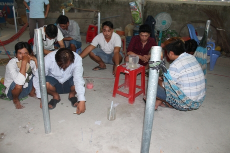 Các đối tượng cùng tang vật.