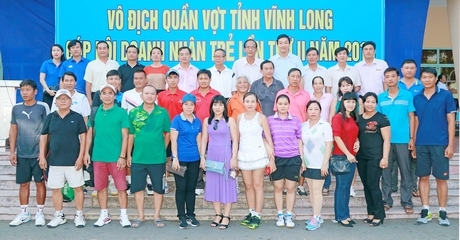 Các VĐV tham dự giải chụp ảnh lưu niệm với đại biểu và BTC giải.