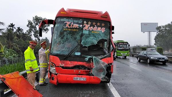 Xe khách sau tai nạn liên hoàn.