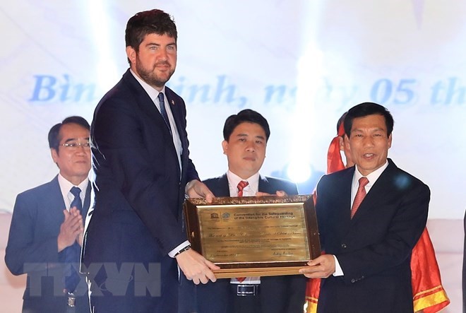 Ông Nguyễn Ngọc Thiện, Bộ trưởng Bộ Thể thao Văn hóa và Du lịch nhận bằng bằng của UNESCO ghi danh nghệ thuật Bài Chòi Trung bộ Việt Nam là di sản văn hóa phi vật thể đại diện của nhân loại. (Ảnh: Thống Nhất/TTXVN)