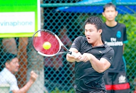 Hoàng Linh (CLB 27/3) trong trận chung kết nội dung đôi nam dưới 50 tuổi.