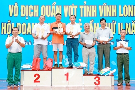 BTC trao thưởng cho các VĐV đạt giải nội dung đôi nam trên 50 tuổi.