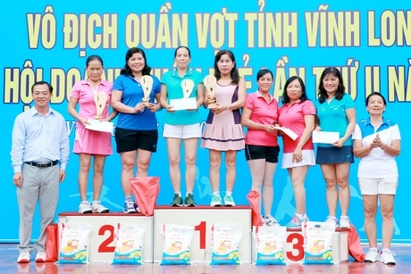 BTC trao thưởng cho các VĐV đạt giải nội dung đôi nữ trên 50 tuổi.