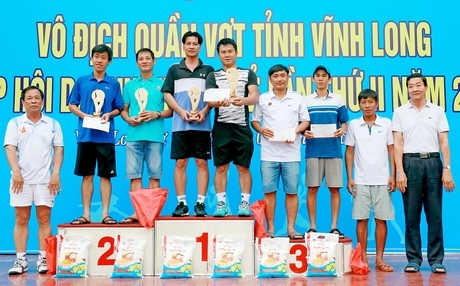 BTC trao thưởng cho các VĐV đạt giải nội dung đôi nam dưới 50 tuổi.
