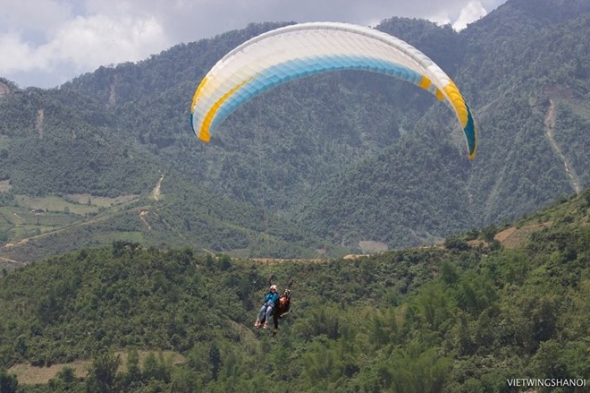 Ngắm núi rừng từ trên cao cùng phi công