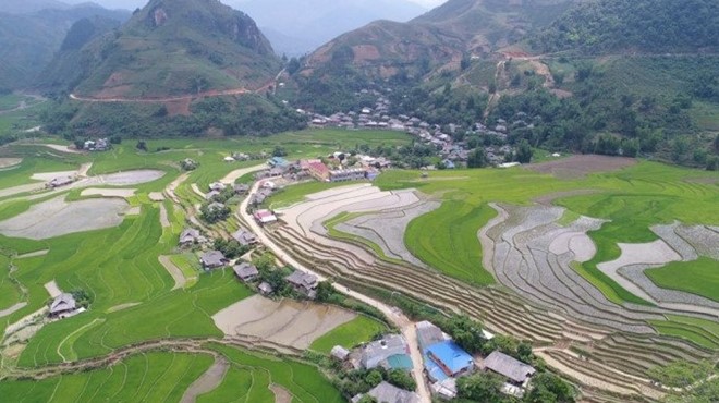 Ngắm ruộng bậc thang từ... trên mây