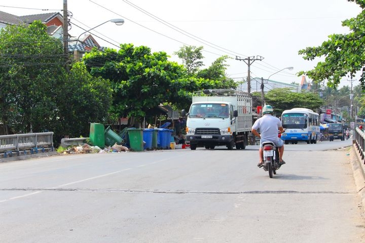 Hơn chục chiếc thùng rác, chiếc đứng vững, chiếc ngã nghiêng và nguyên cả đống rác ở ngay chân cầu Phong Hòa (xã Long An- Long Hồ) từ rất lâu này không chỉ làm ô nhiễm môi trường mà còn gây cản trở lưu thông cho người và xe qua khu vực này.