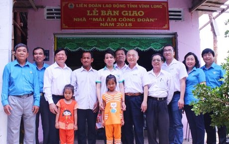 Ủy viên BCH Trung ương Đảng, Bí thư Tỉnh ủy- Trần Văn Rón (thứ 3, bên trái) dự lễ bàn giao nhà “Mái ấm CĐ” do LĐLĐ tỉnh tổ chức.