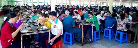 Với sự vào cuộc của tổ chức CĐ và Ban giám đốc Công ty TNHH Tỷ Xuân, bữa ăn giữa ca của CNLĐ đã được cải thiện đáng kể.