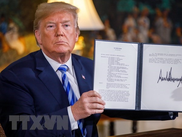 Tổng thống Mỹ Donald Trump xác nhận đã ký Bản ghi nhớ về việc rút Mỹ khỏi JCPOA tại Nhà Trắng ở Washington DC., ngày 8/5. (Nguồn: THX/TTXVN)