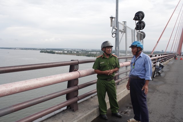 Đại úy Nhựt nhiều lần ngăn chặn, giải cứu nhiều trường hợp có ý định nhảy cầu.