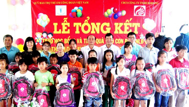  Bà Nguyễn Thị Thu Hồng (hàng cuối, thứ 4, bên trái)- Phó Chủ tịch Tổng Liên đoàn Lao động Việt Nam- trao quà cho con CNLĐ tại Công ty TNHH Bohsing.