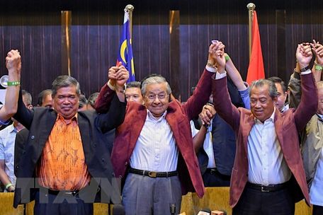 Ông Mahathir Mohamad (giữa) tại cuộc họp báo ở Selangor, Malaysia, ngày 10/5. (Nguồn: THX/TTXVN)