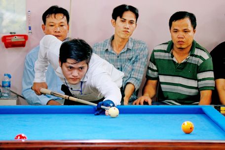 Nguyễn Minh Tiến (Long Hồ), giành chiếc HCV nội dung bi da caroom 3 băng.