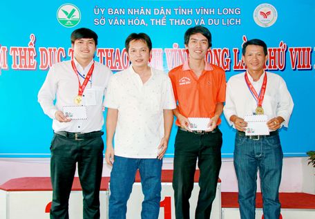 Chủ doanh nghiệp Trung Hiếu trao thưởng giải sê-ri cao nhất của 3 nội dung.