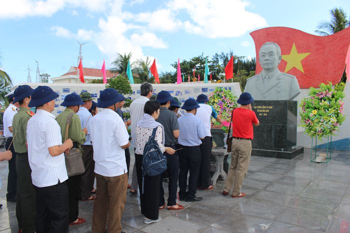 21 giờ tàu nhổ neo, rút 3 hồi còi chào đảo, lên đường tiếp tục hải trình hướng về cụm đảo Sơn Ca, Nam Yết. Việc đầu tiên bước chân lên đảo Sơn Ca, mọi người cùng đến dâng hương tượng đài Đại tướng Võ Nguyên Giáp, nằm bên cạnh âu tàu.