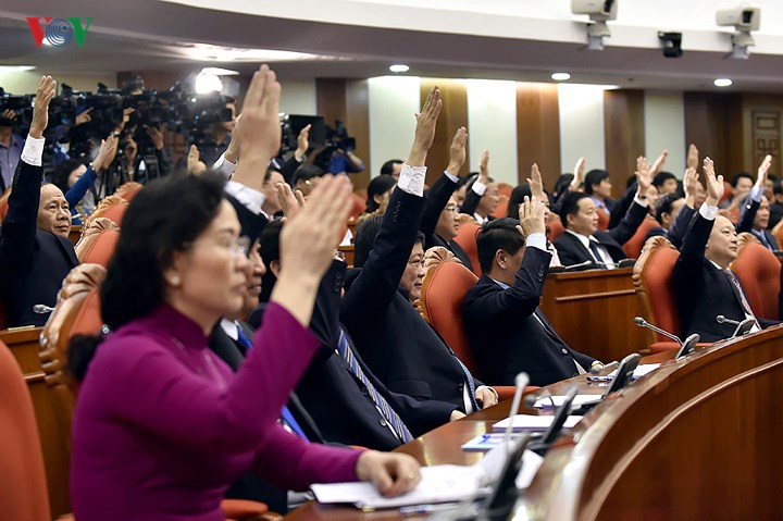 Hội nghị lần thứ bảy Ban Chấp hành Trung ương Đảng đã thành công tốt đẹp. Kết quả của Hội nghị thể hiện tinh thần trách nhiệm, sự đoàn kết thống nhất cao của Trung ương chắc chắn sẽ góp phần quan trọng vào việc củng cố, phát huy những kết quả, thành tích rất đáng trân trọng mà toàn Đảng, toàn dân ta đã nỗ lực phấn đấu đạt được trong nửa đầu của nhiệm kỳ khoá XII, góp phần tạo ra khí thế mới, xung lực mới. Ảnh: Các đại biểu nhất trí với dự thảo nghị quyết.