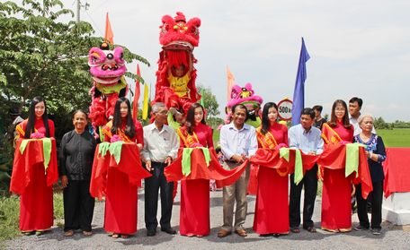Đại diện lãnh đạo địa phương và nhà tài trợ cắt băng khánh thành.