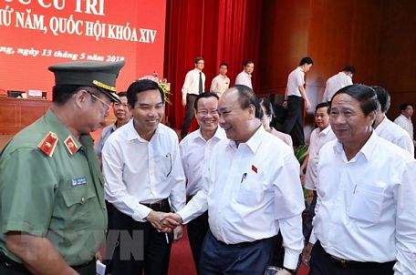 Thủ tướng Nguyễn Xuân Phúc và các cử tri quận Hồng Bàng, Hải Phòng. (Ảnh: Thống Nhất/TTXVN)