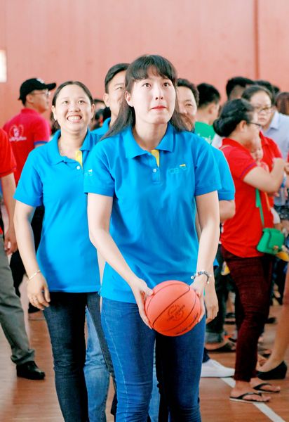 Các VĐV thi đấu nội dung ném bóng vào rổ.