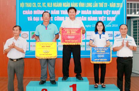  Ông Nguyễn Trọng Nghiệp- Giám đốc Ngân hàng Nhà nước chi nhánh Vĩnh Long (trái) trao thưởng giải toàn đoàn cho các đơn vị.