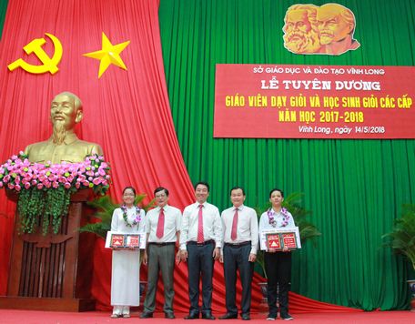 Lãnh đạo tỉnh khen thưởng cho học sinh đạt giải học sinh giỏi kỳ thi khoa học kỹ thuật cấp quốc gia.