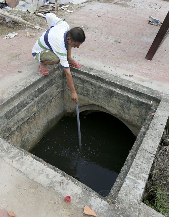 Kích thước miệng cống gần 1,5m và luôn ngập nước với chiều sâu gần 2m, 